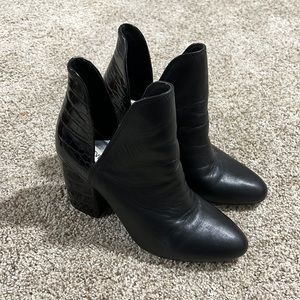 Steve Madden black ankle boot. Feaux croc leather on the heel. Size 7.5